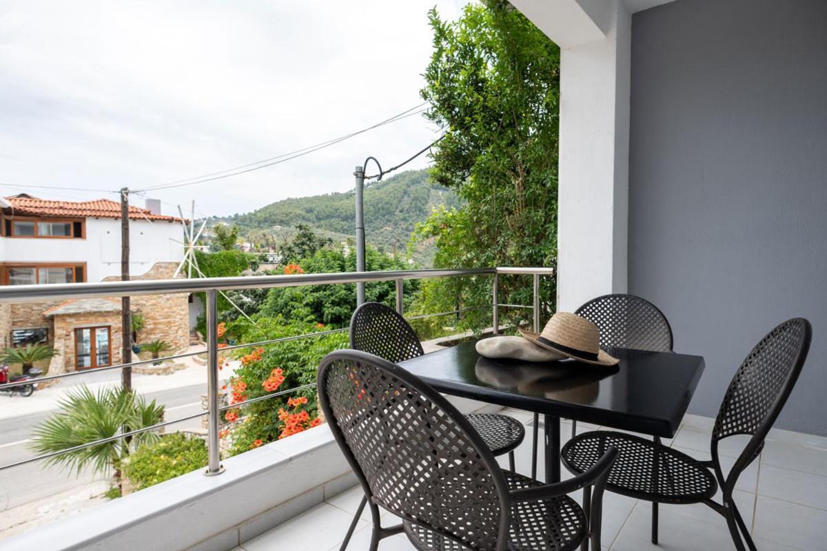 Iridanos Apartments Skiathos Town Bagian luar foto