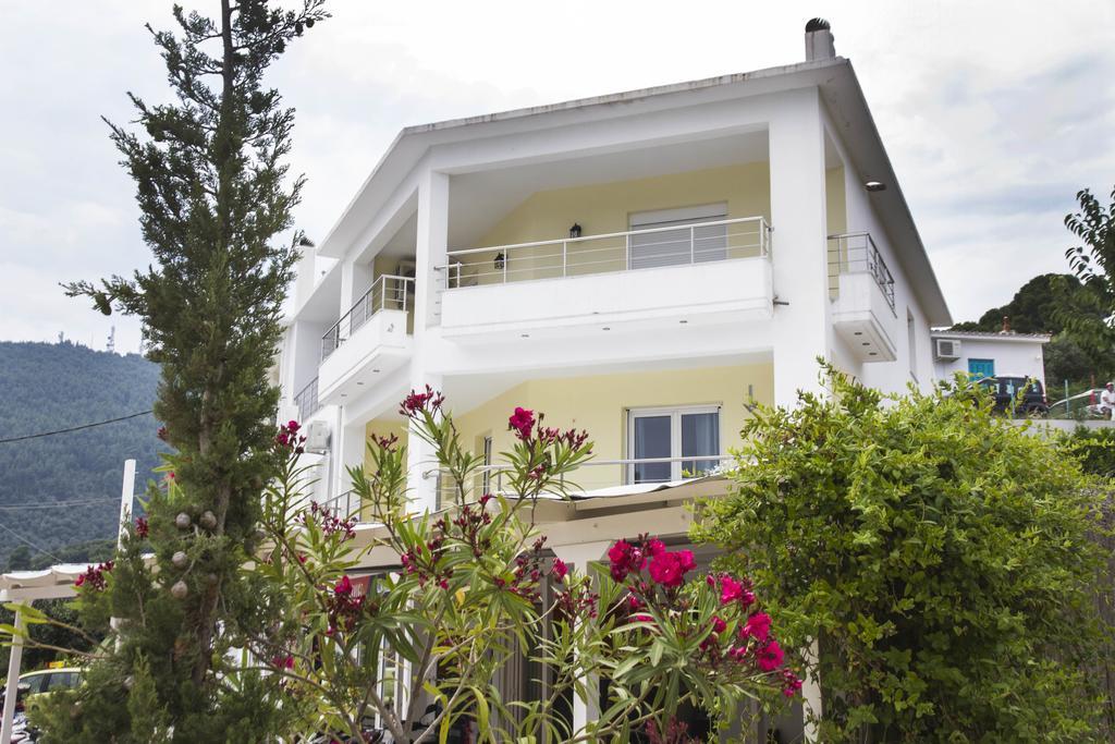 Iridanos Apartments Skiathos Town Bagian luar foto